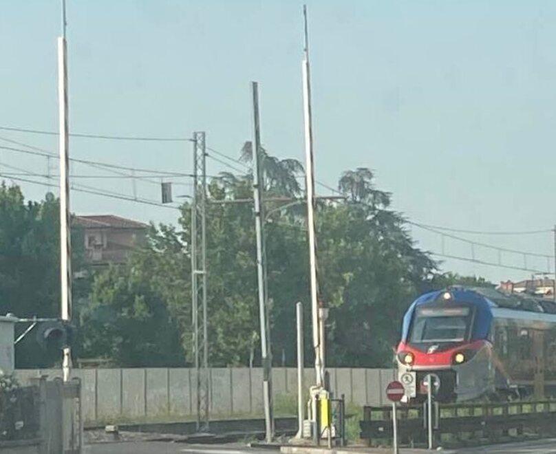 Formigine. Il passaggio a livello non funziona e Gigetto resta fermo dieci minuti 