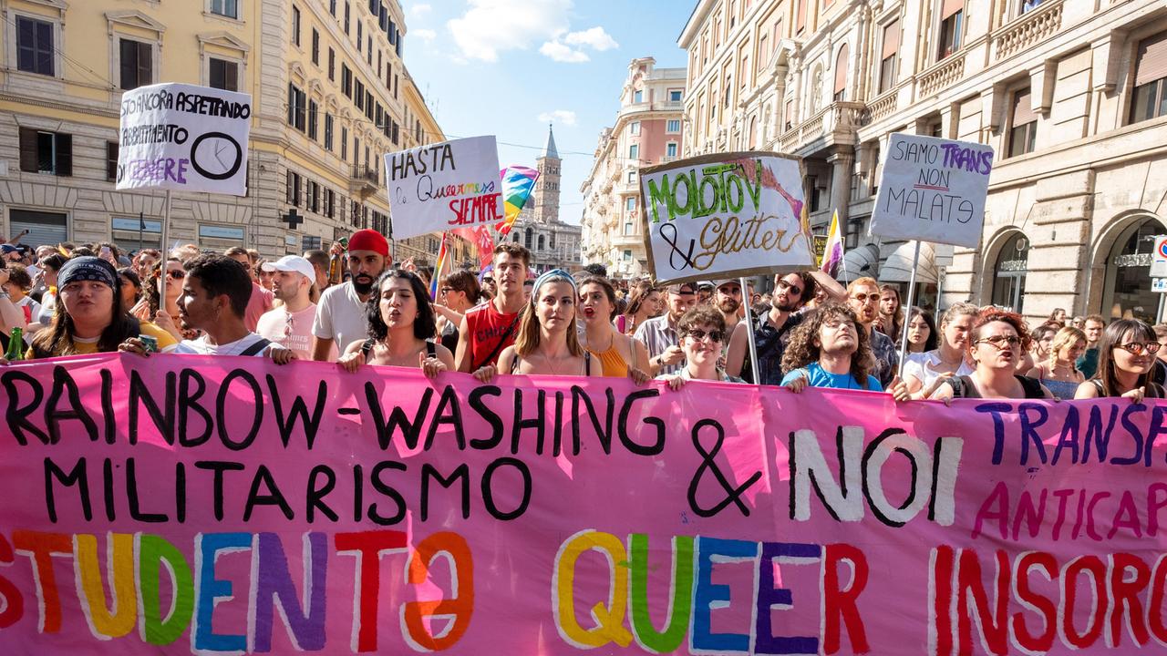 Manifestanti a Roma per il Pride l'11 giugno 2022