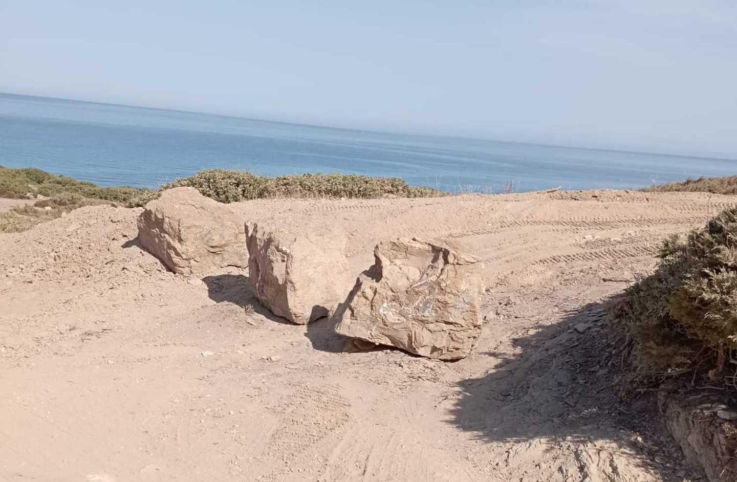 Spiaggia della Frana, la Champoluc “sigilla” la stradina per il mare 