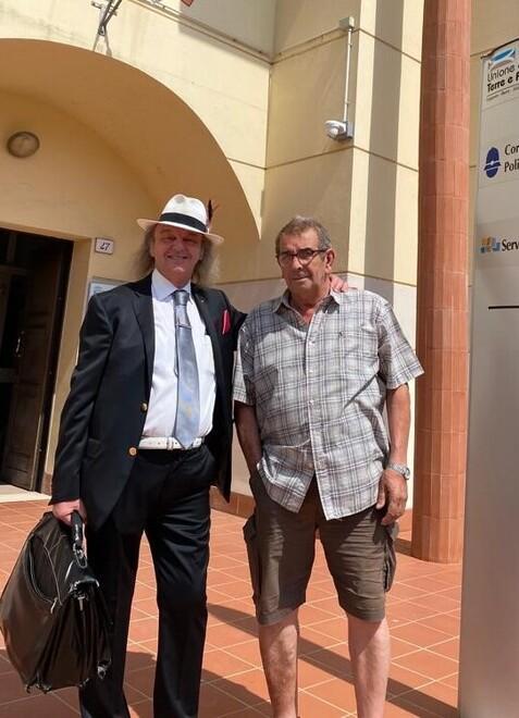 L'animalista Giovanni Mazzorana e il proprietario del gallo Garibaldi Alberto Vezzali