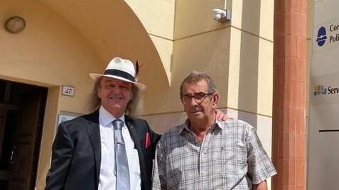 L'animalista Giovanni Mazzorana e il proprietario del gallo Garibaldi Alberto Vezzali