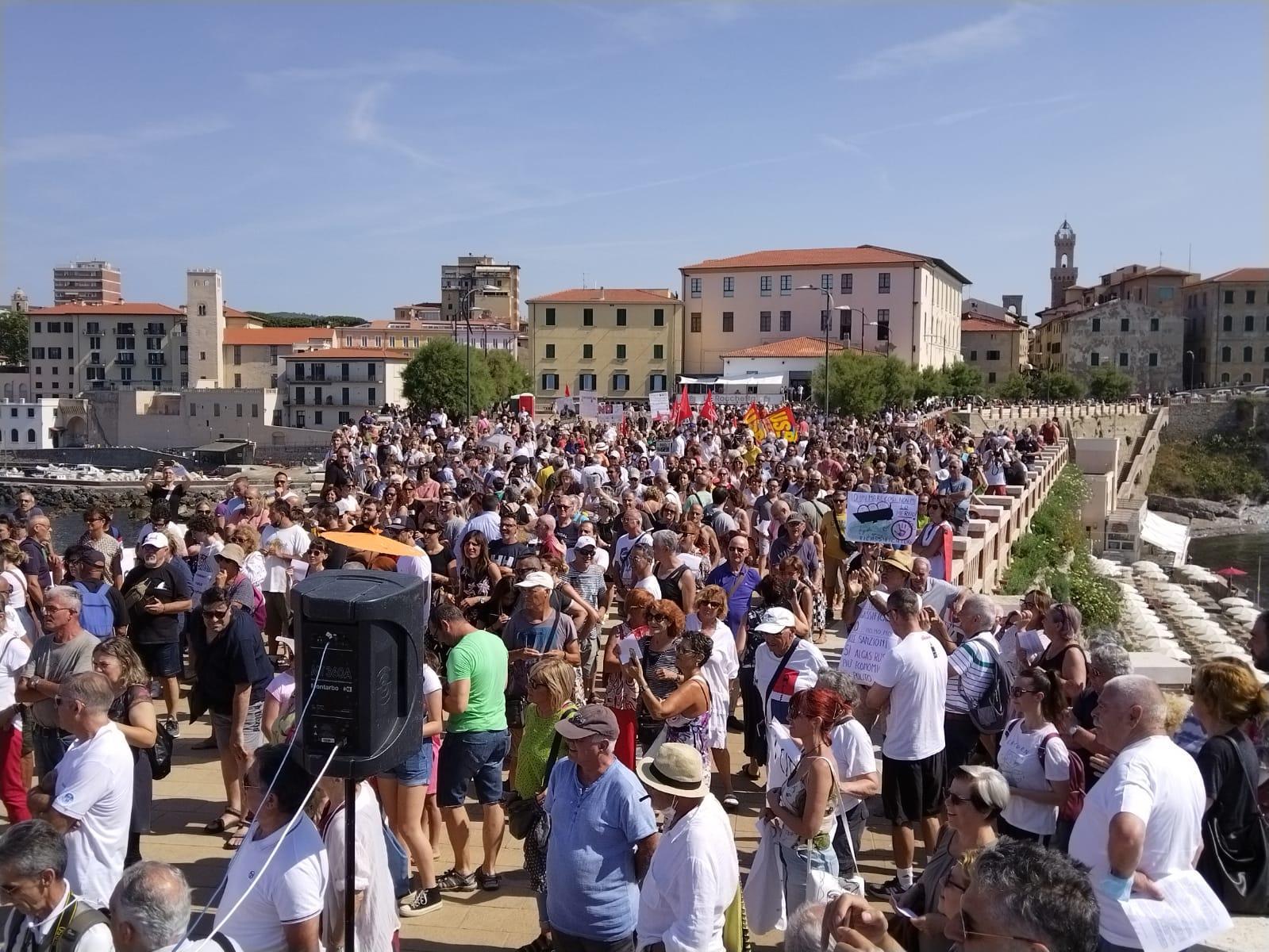 Piombino, duemila in piazza contro il rigassificatore 