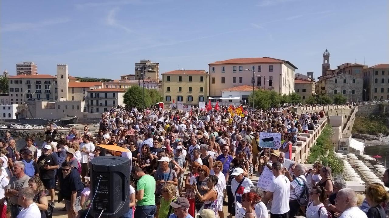 Piombino, duemila in piazza contro il rigassificatore