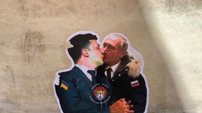 A Trento appare un bacio fra Zelensky e Putin