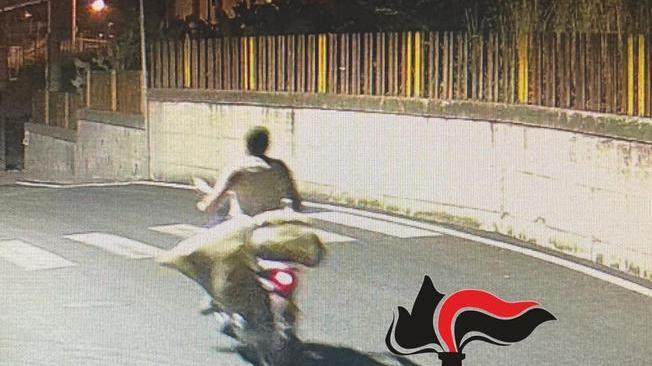 Uccide connazionale romeno e poi trasporta cadavere su scooter