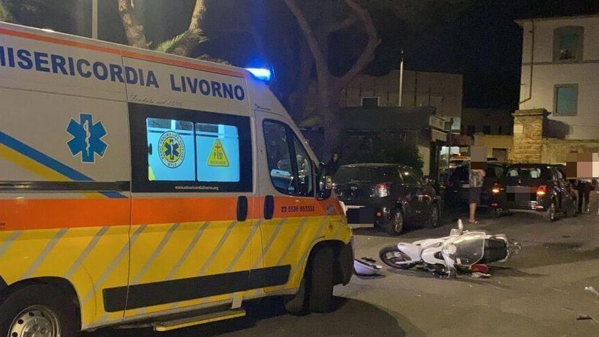 Scontro tra un’auto e uno scooter in piazza Roma: ferita una giovane