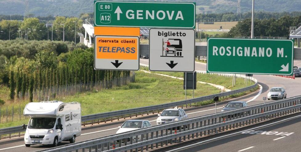 Il casello dell’A12. Sarà l’unica via percorribile nei mesi di luglio e agosto con il blocco su Romito e 206