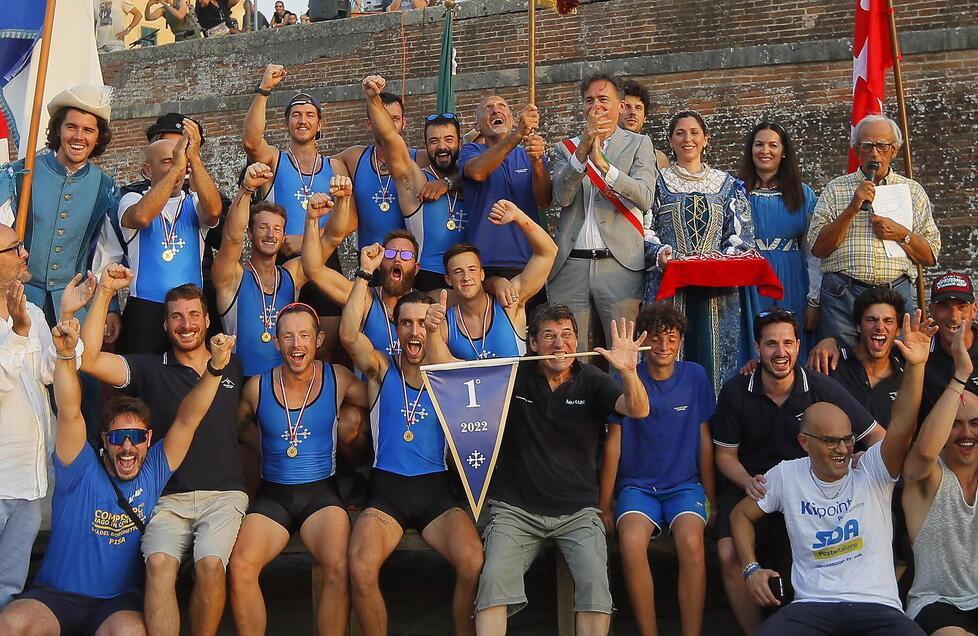 La premiazione dell’equipaggio della barca Celeste vincitore del palio per il sesto anno consecutivo