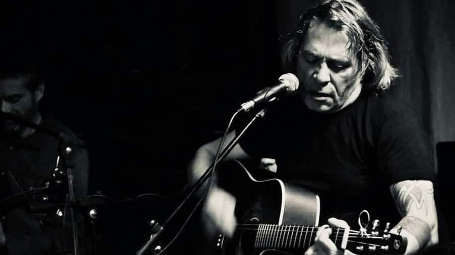 Carlo Pacini durante un’esibizione con la sua chitarra
