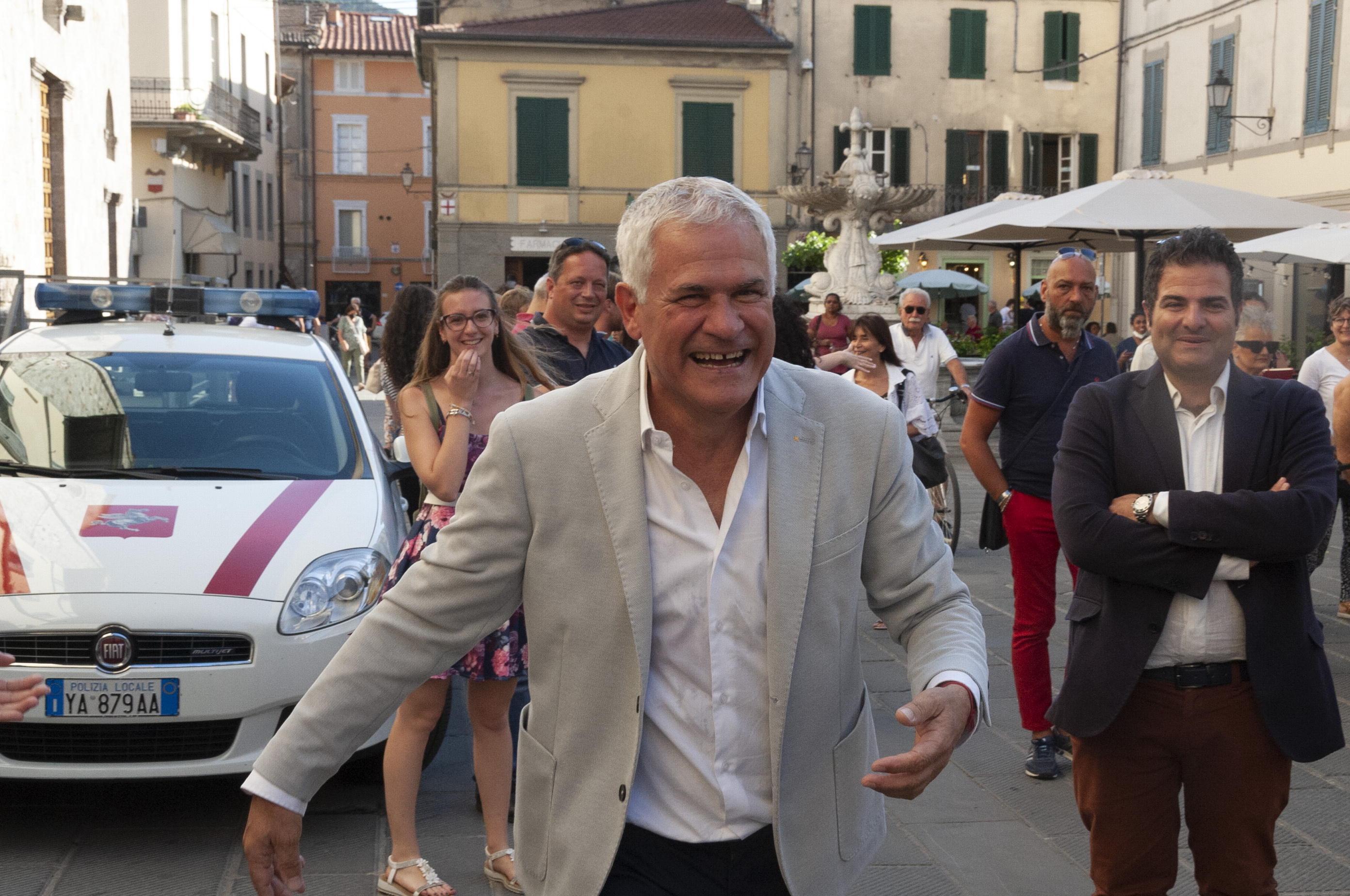 La felicità di Marcello Pierucci, neo-eletto sindaco di Camaiore: uno dei primi passi del suo mandato sarà la nomina della giunta di sette assessori che governerà insieme a lui il Comune (Paglianti)
