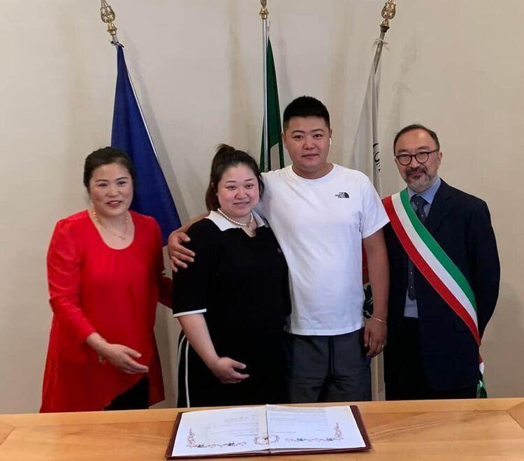ll consigliere comunale Marco Wong ha celebrato il rito civile per la giovane coppia orientale