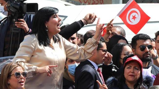 Tunisia:sostenitori pasionaria Moussi in piazza contro Saied