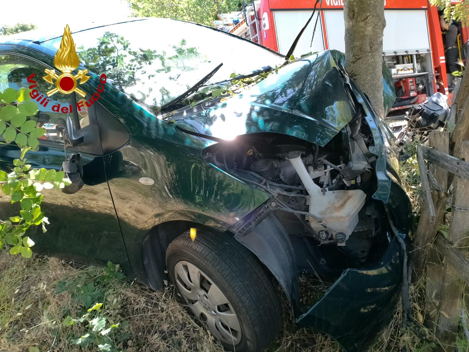 Con l'auto contro un albero a Nughedu Santa Vittoria, una donna ferita