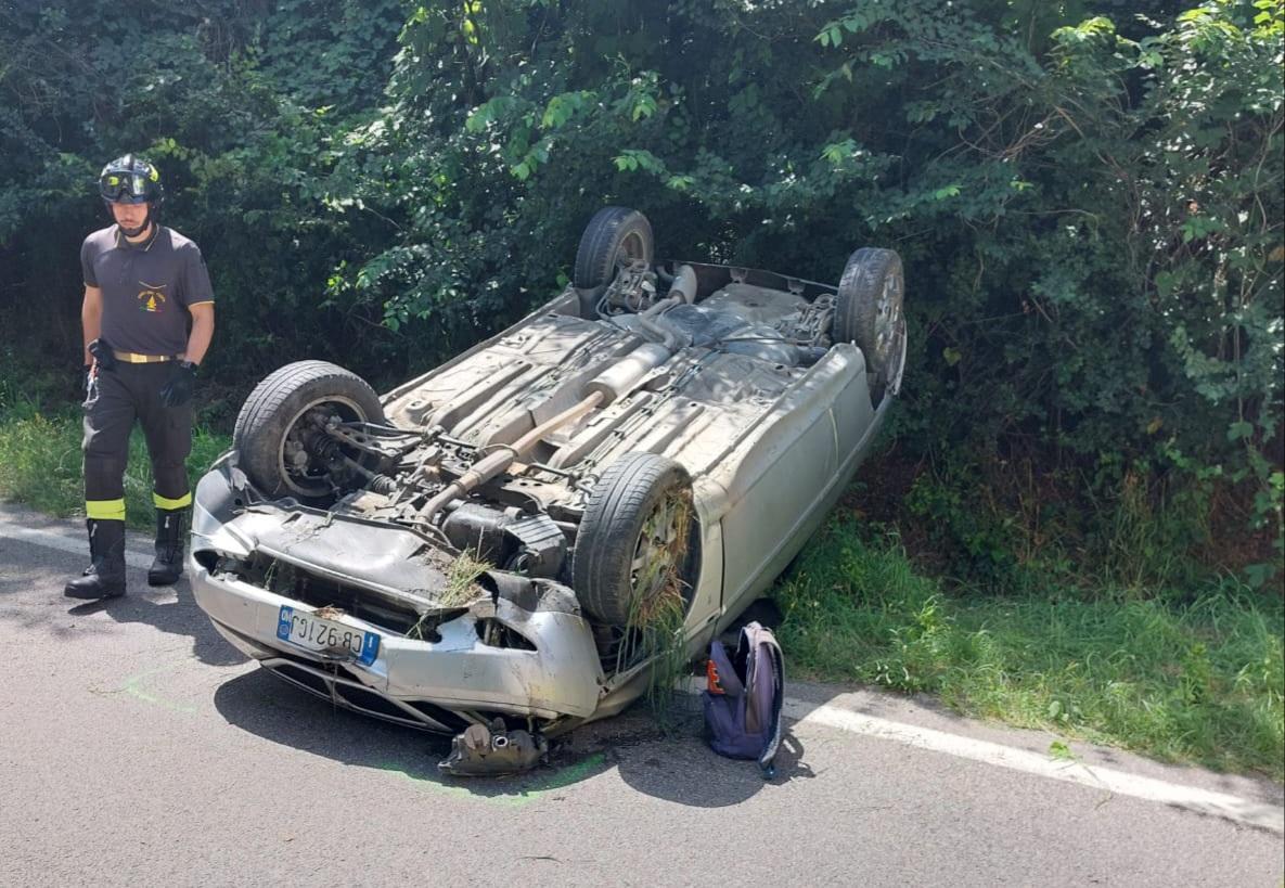 Serramazzoni, resta incastrato nell'auto rovesciata sulla Nuova Estense