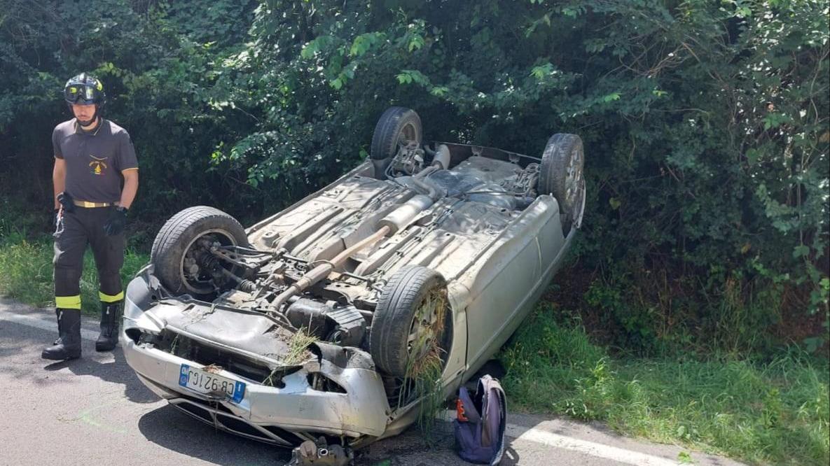 Serramazzoni, resta incastrato nell'auto rovesciata sulla Nuova Estense