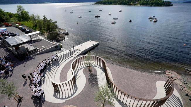 La Norvegia ricorda il massacro di Utoya con un memoriale