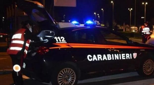 Forza la porta ed entra nella lavanderia di via Toscana: ladro in fuga con gli spiccioli 