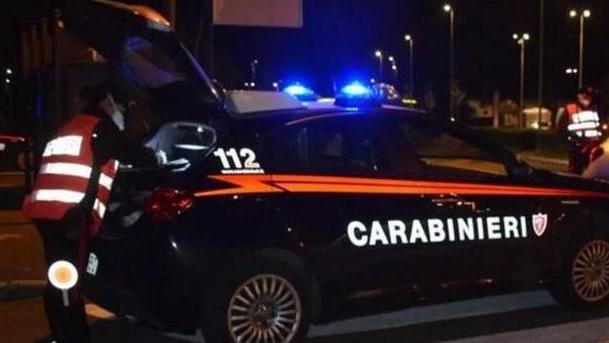 Forza la porta ed entra nella lavanderia di via Toscana: ladro in fuga con gli spiccioli