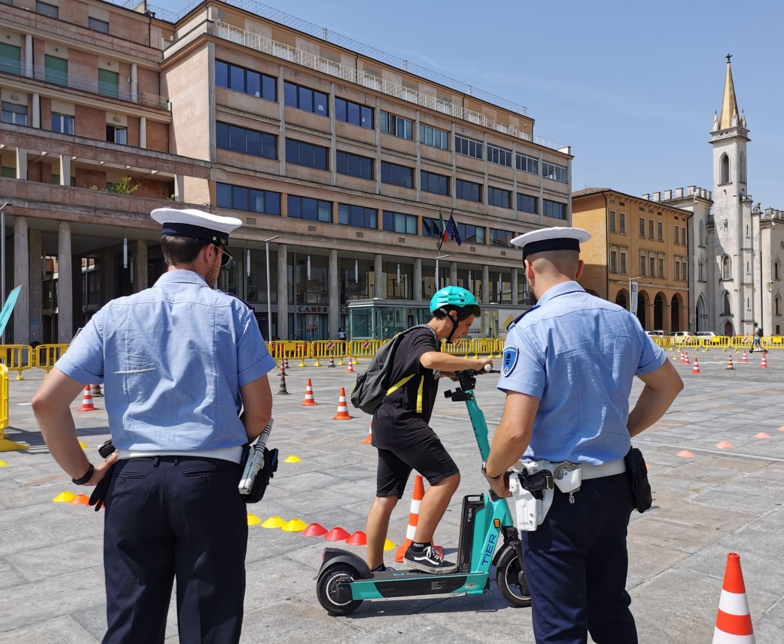Lezioni di monopattino sicuro a Reggio Emilia. Il percorso in piazza della Vittoria   