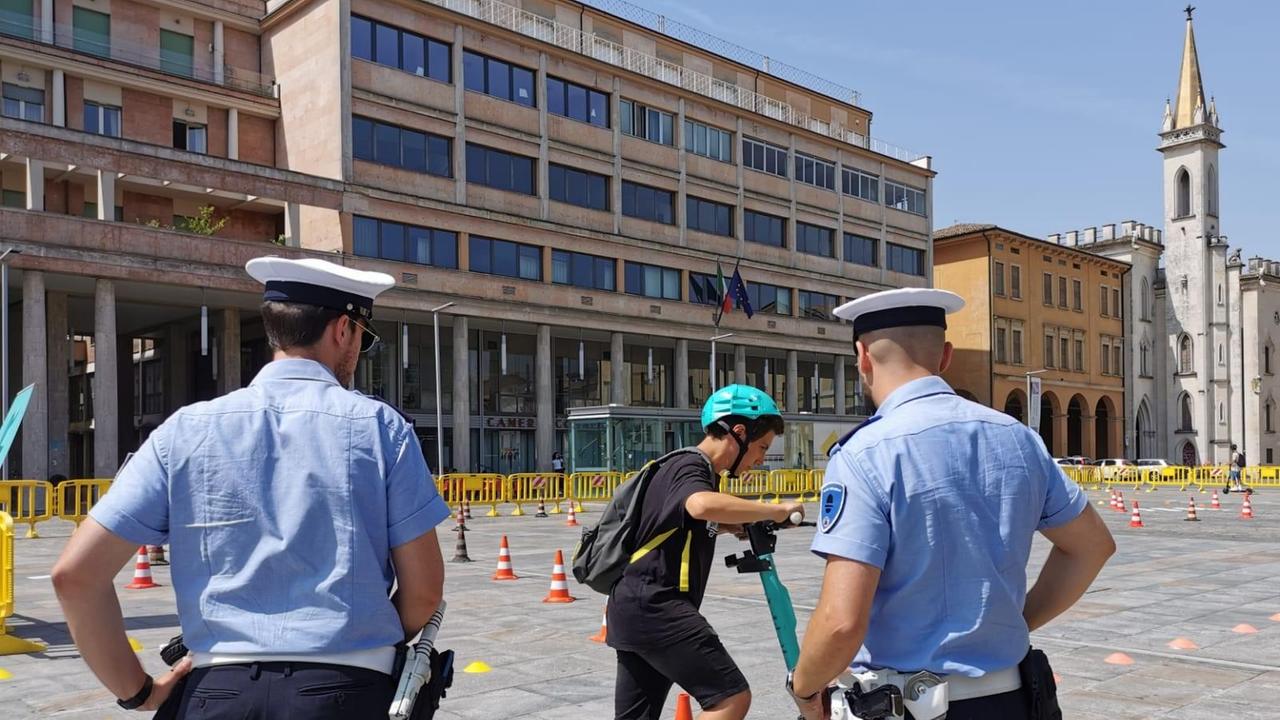 Lezioni di monopattino sicuro a Reggio Emilia. Il percorso in piazza della Vittoria