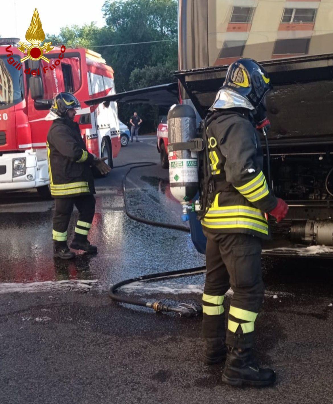 Nuoro, principio di incendio nel vano motore di un pullman dell'Arst