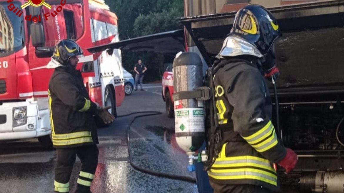Nuoro, principio di incendio nel vano motore di un pullman dell'Arst