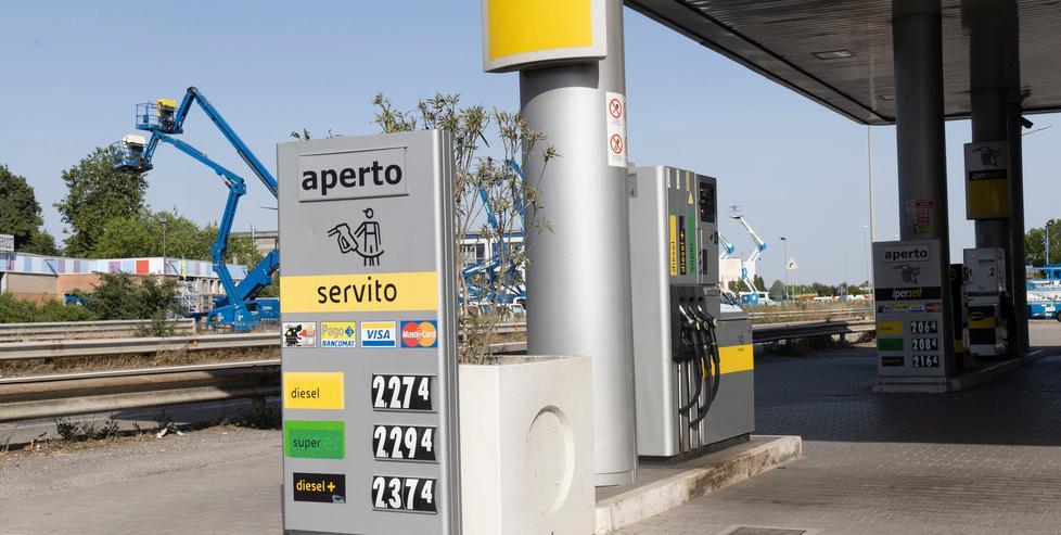 Carburanti, anche a Modena superati i due euro: «Una vergogna, serve un tetto» 