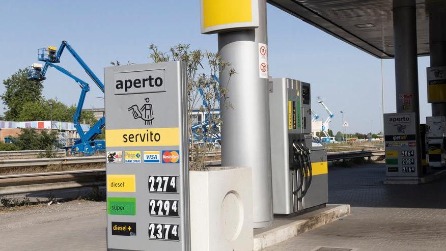 Carburanti, anche a Modena superati i due euro: «Una vergogna, serve un tetto»