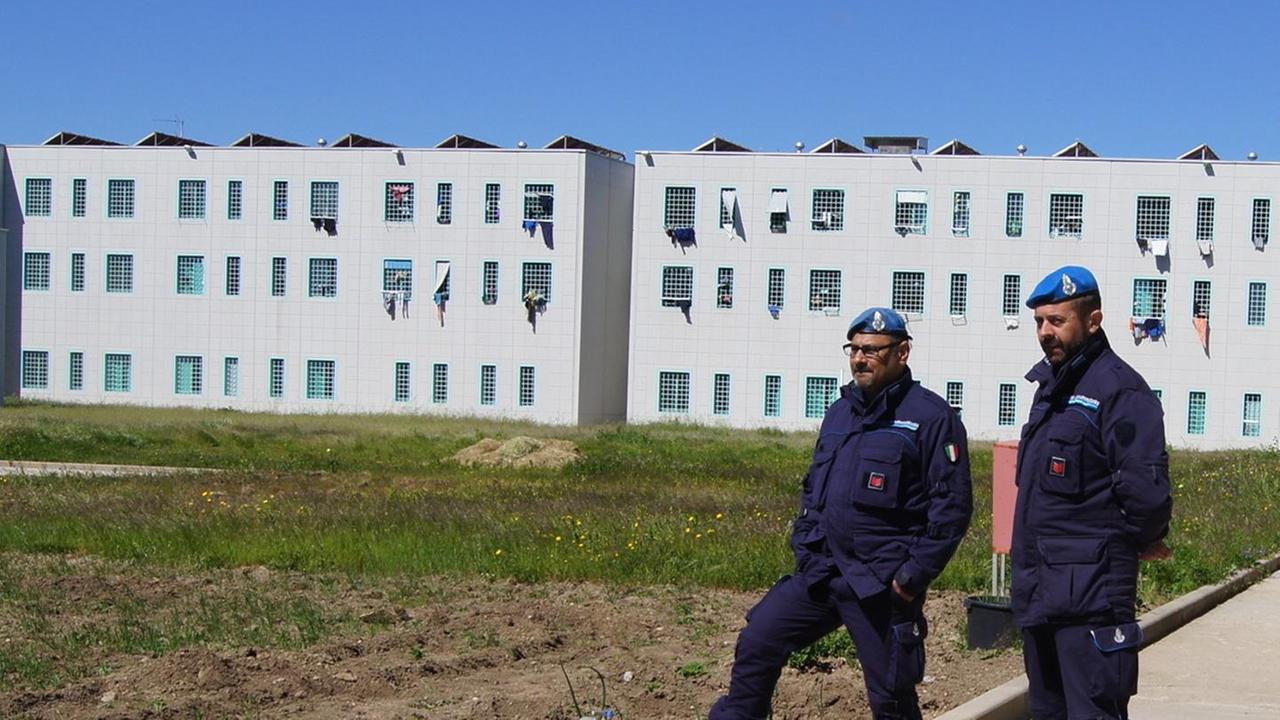 Detenuto blocca una guardia con una lama artigianale, caos nel carcere di Nuchis 