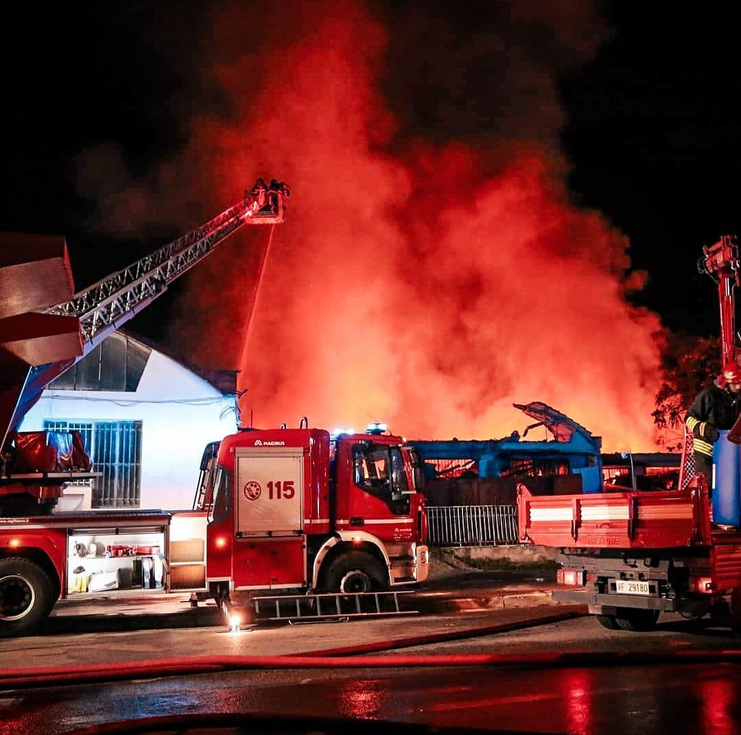 Vigili del fuoco al lavoro in via Vannucchi (foto Binoy Toroucly)