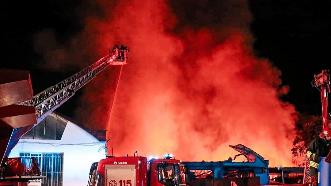 Vigili del fuoco al lavoro in via Vannucchi (foto Binoy Toroucly)