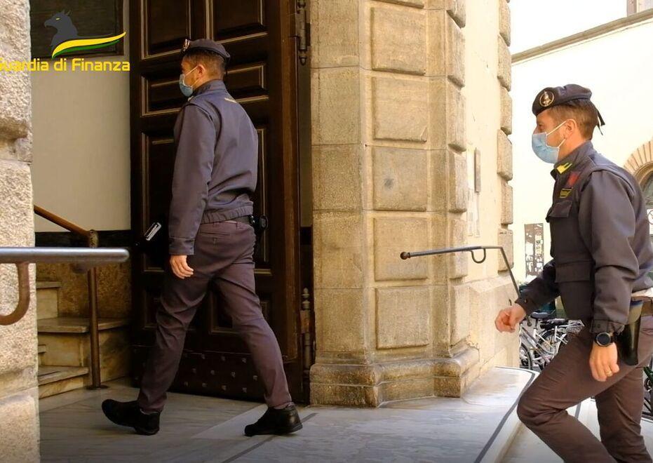 Lucca, sottrae a un anziano 380mila euro: indagata ex dipendente delle Poste 