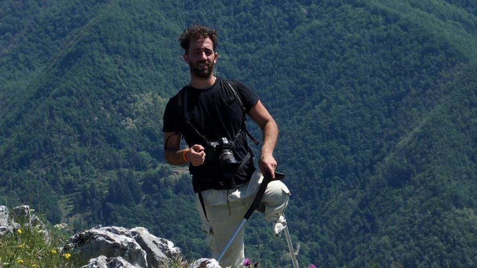 David Bonaventuri in cerca di scorci da fotografare sulle sue amate montagne