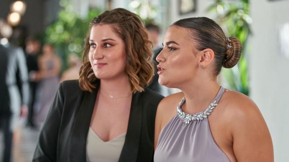 Viola Righini e Adele Landolfi prima del ballo nel refettorio del Convitto Cicognini (fotoservizio Autovino)