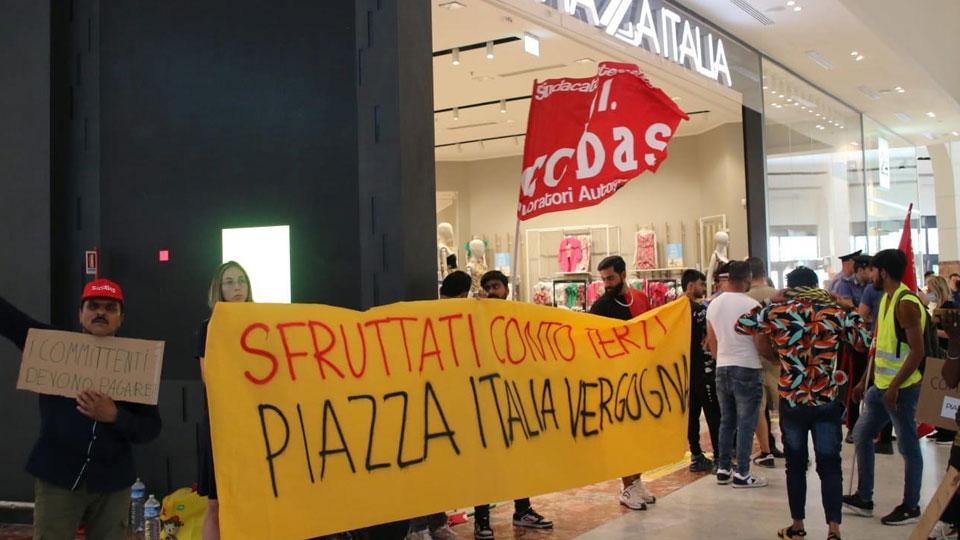 Un momento della protesta davanti al negozio ai Gigli