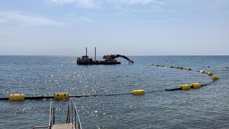 Acqua torbida e rumori in spiaggia per il ripascimento alla Mazzanta