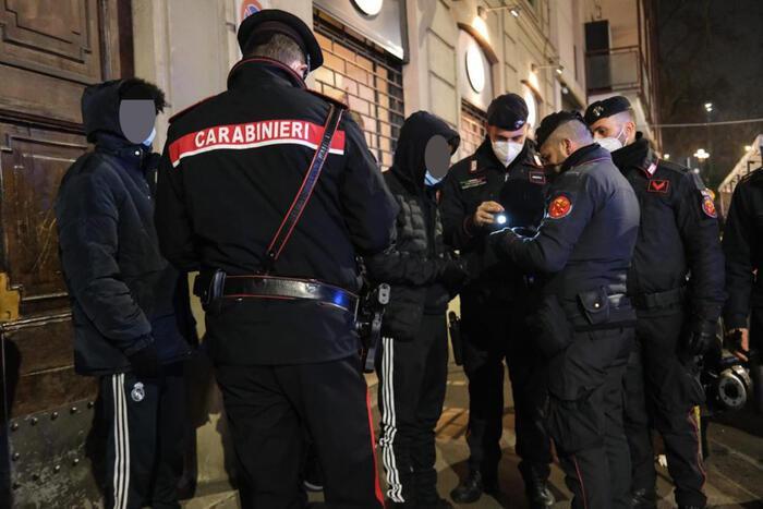 Maxi rissa all'alba a Cagliari, un giovane finisce in ospedale