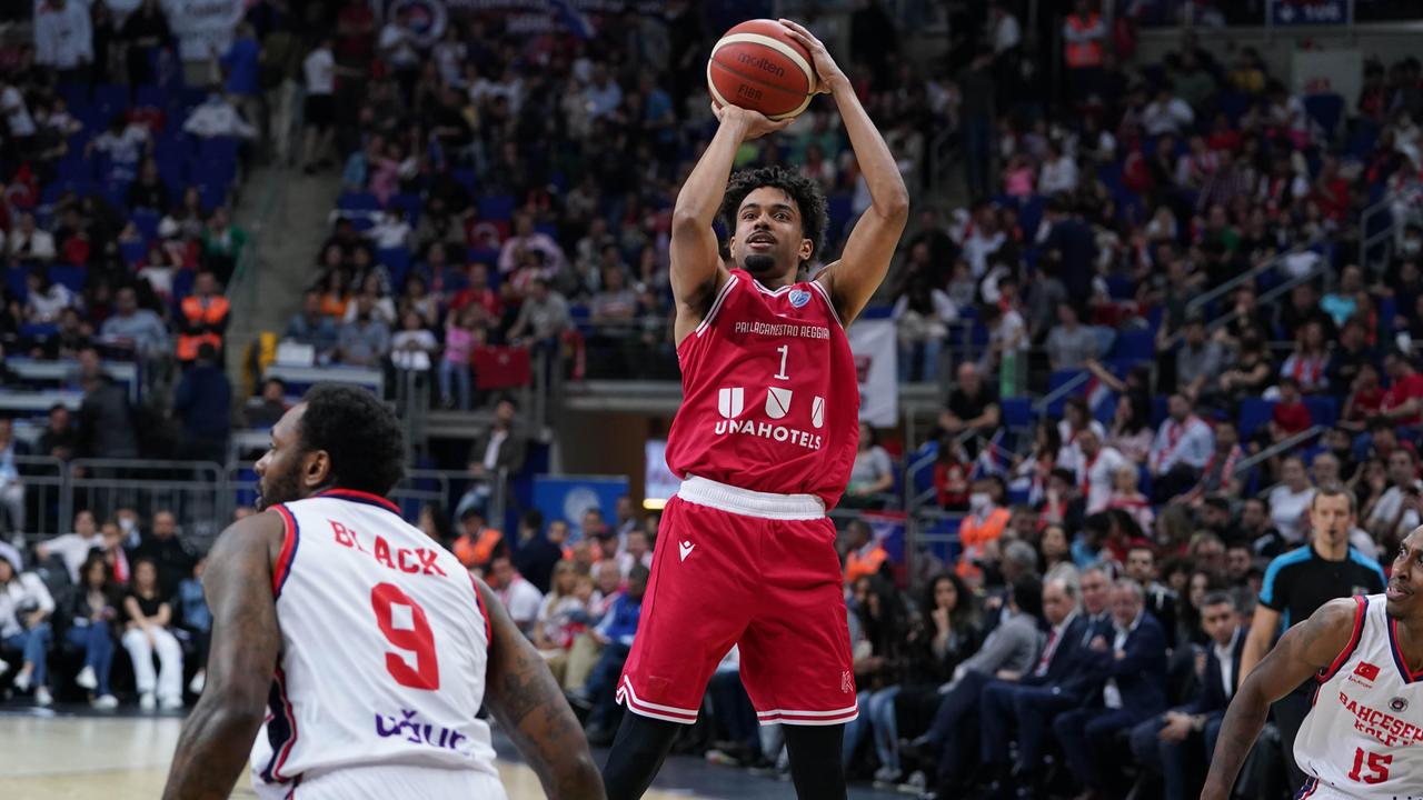 Lo staff della Unahotels alle prese con il nodo rinnovi