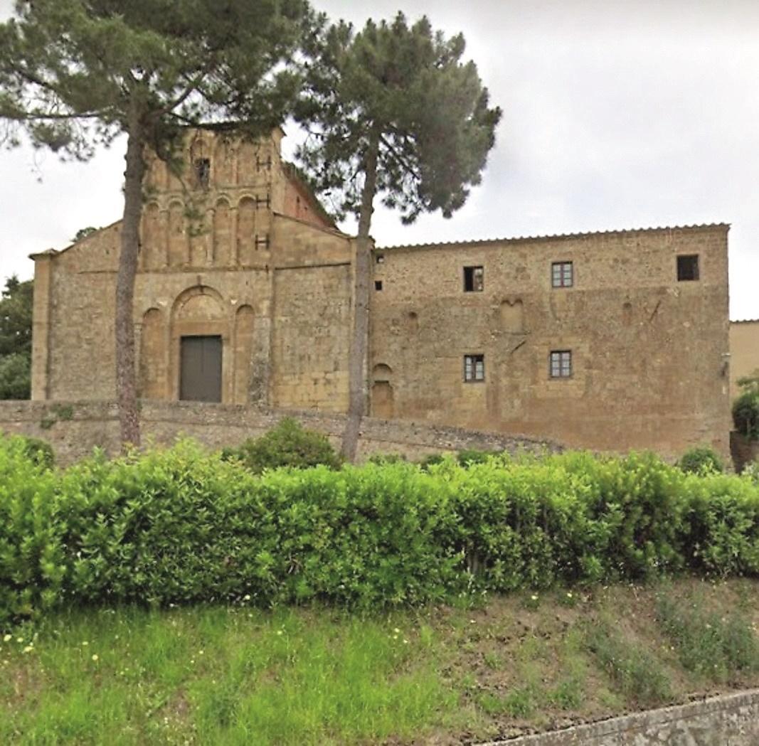 La facciata della pieve romanica di Santa Maria a Chianni