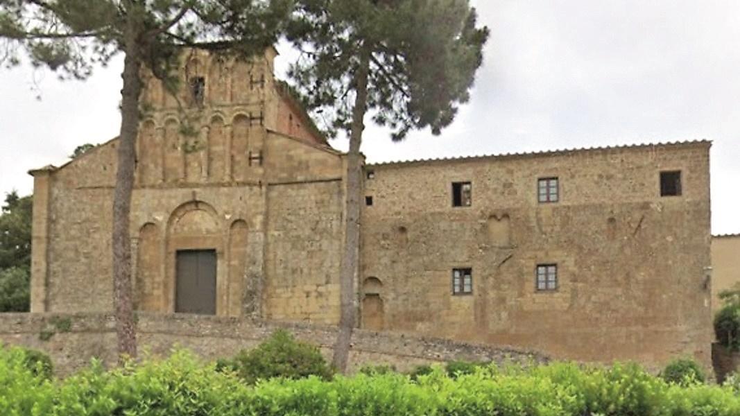 La facciata della pieve romanica di Santa Maria a Chianni