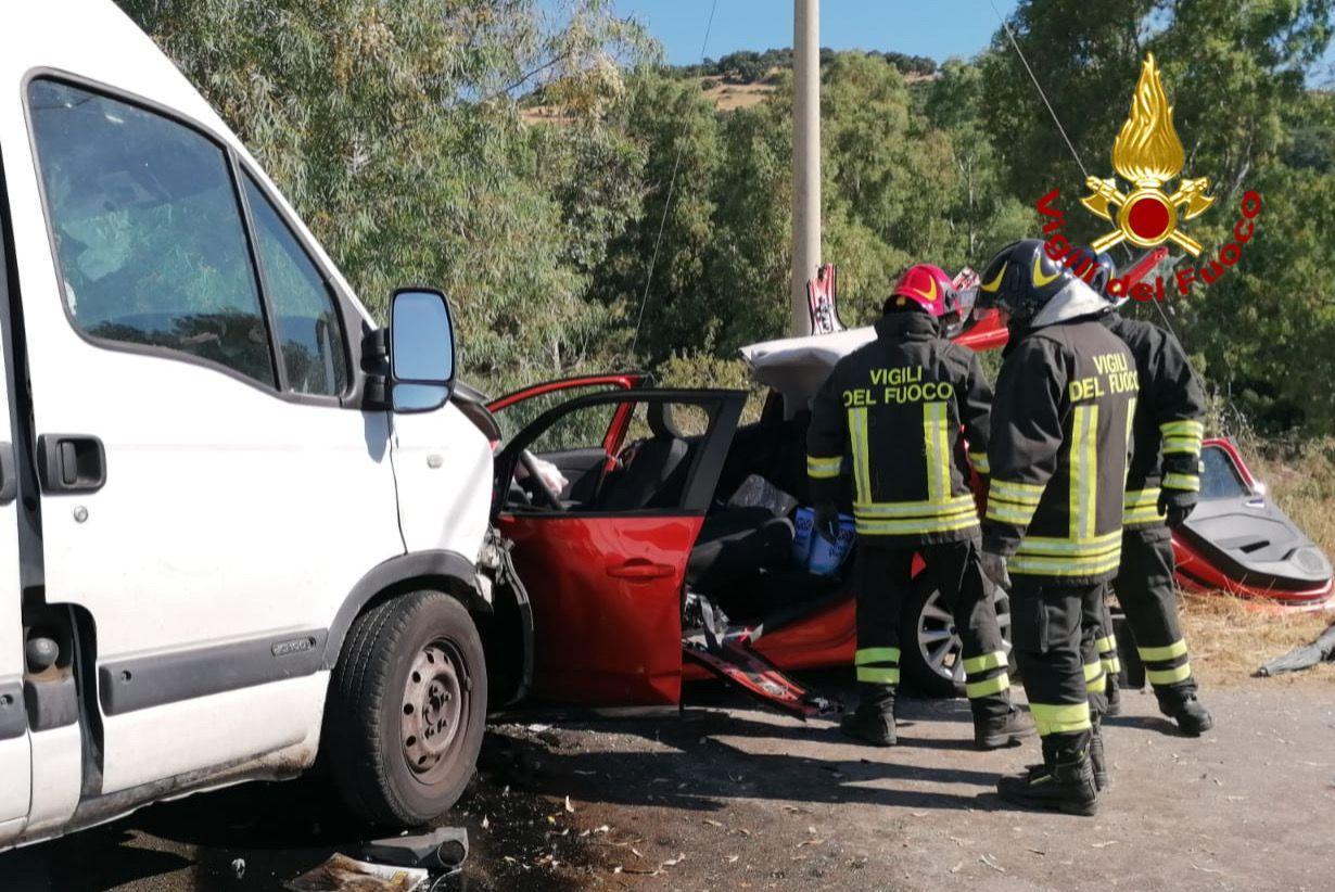 Tertenia, scontro frontale tra un'auto e un furgone: tre feriti 