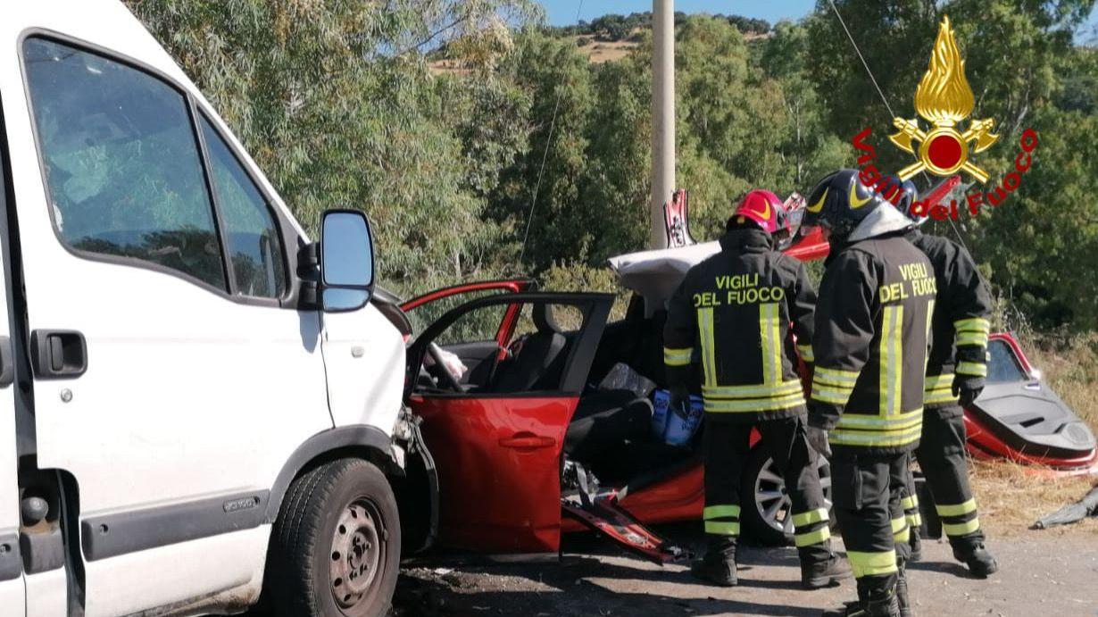 Tertenia, scontro frontale tra un'auto e un furgone: tre feriti