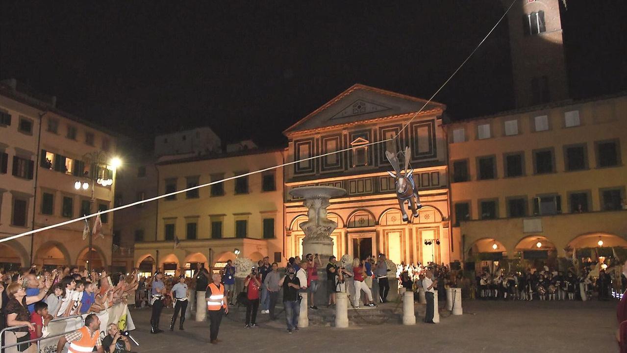 Il volo del ciuco di cartapesta in piazza Farinata