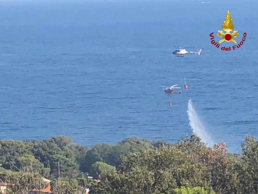 L'elicottero in azione a Quercianella