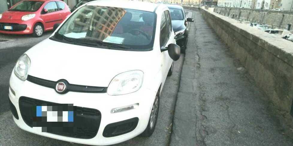 Danneggia gli specchietti di 20 auto sugli Scali Manzoni e si scaglia contro i poliziotti: trentenne denunciata  