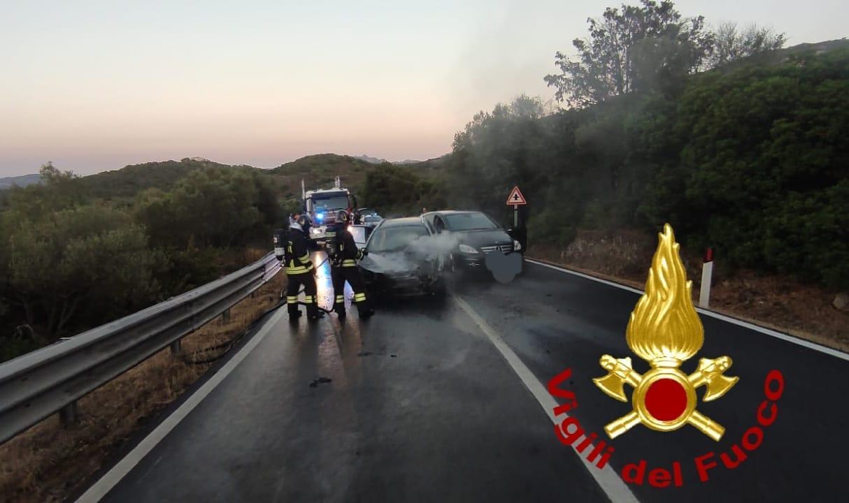 Olbia, Peugeot prende fuoco e si schianta contro una Mercedes: una donna ferita