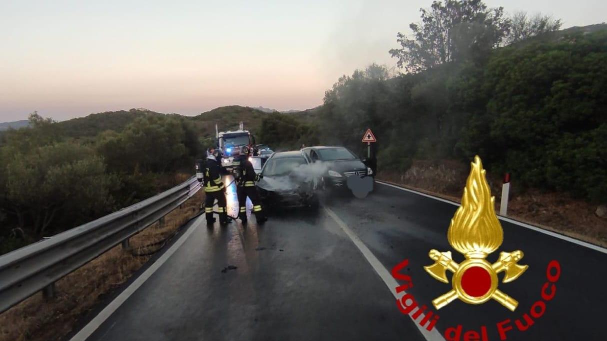 Olbia, Peugeot prende fuoco e si schianta contro una Mercedes: una donna ferita