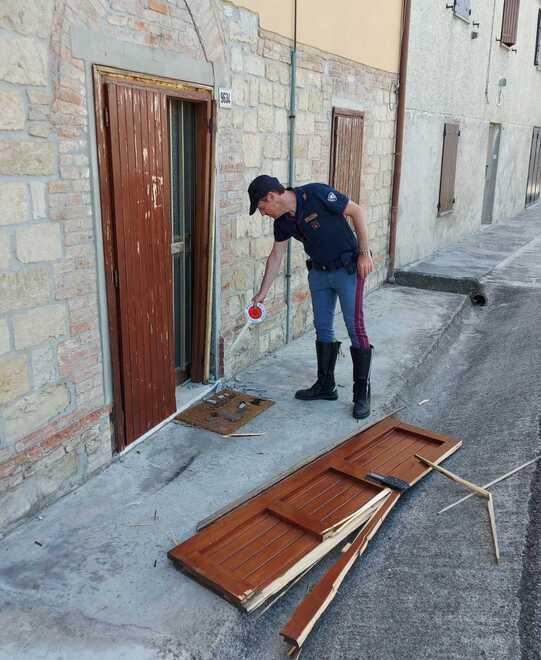 Serramazzoni. Moto sbanda e porta via una porta: 28enne ferito rischia una gamba 