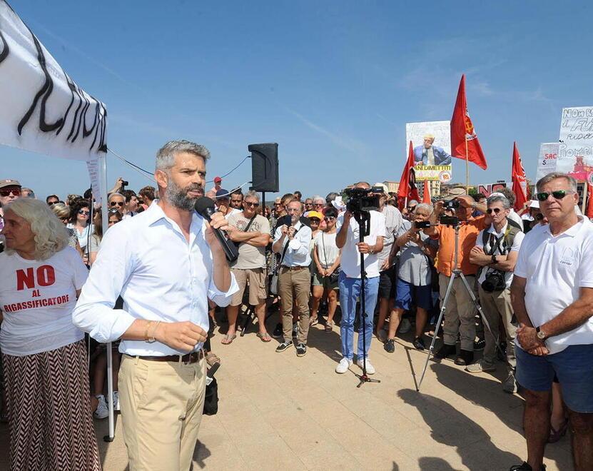 Il sindaco di Piombino ribadisce il no: «Vie legali contro il rigassificatore» 