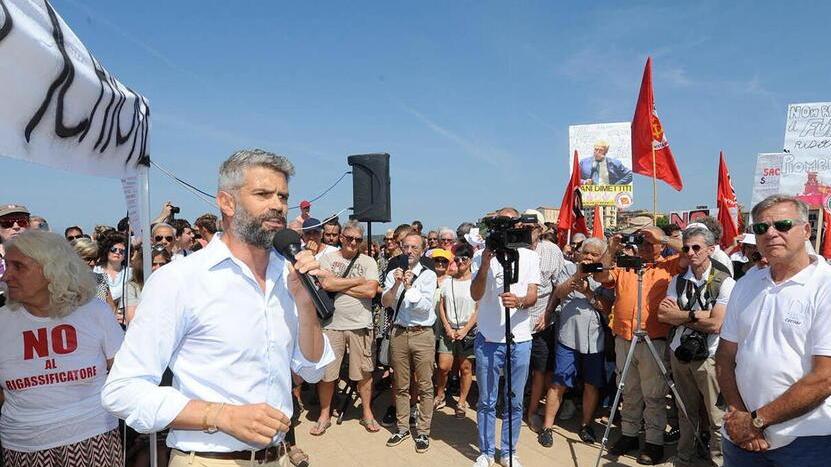 Il sindaco di Piombino ribadisce il no: «Vie legali contro il rigassificatore»